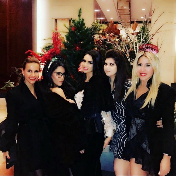 Meet your Posher, April - Picture 2 of 3